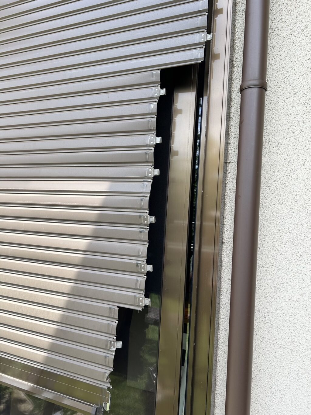 YKK製窓シャッターの引っかかり調整の修理事例