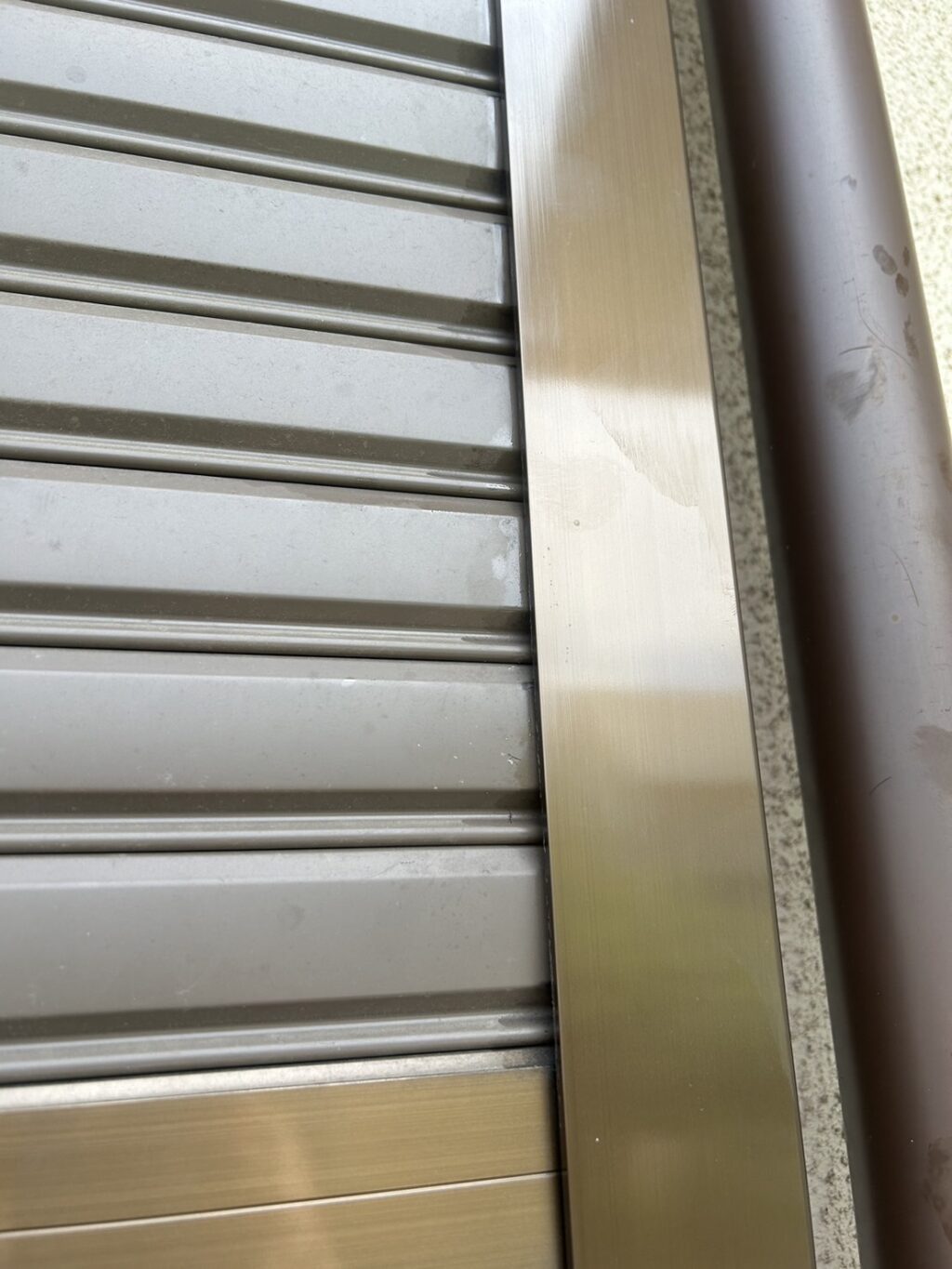 バルコニー電動シャッターの現地調査と修理提案の修理事例