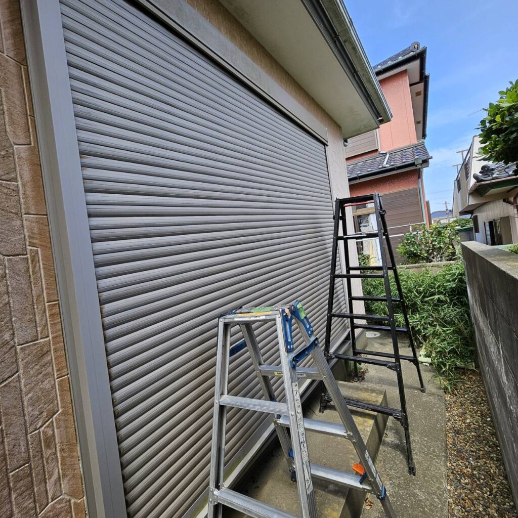 スラット巻き込み不具合による電動開閉機交換の修理事例