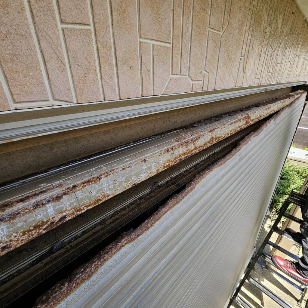 リクシル製窓シャッターのバネ交換工事の修理事例