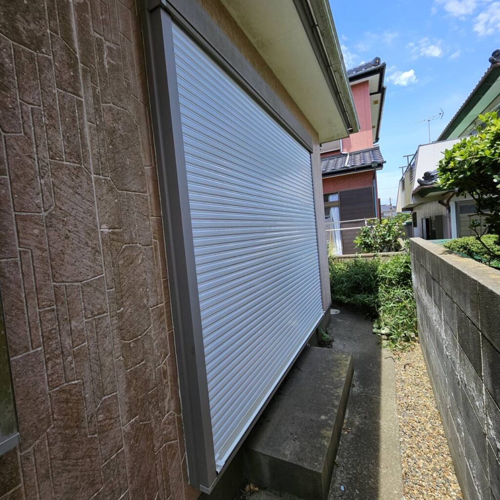 三和製窓手動シャッターを電動化へ交換の修理事例