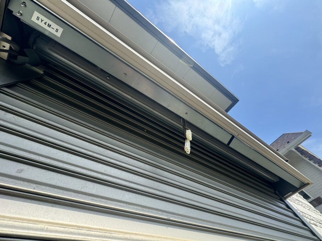 立山アンテオ製手動シャッターのスラット調整作業の修理事例