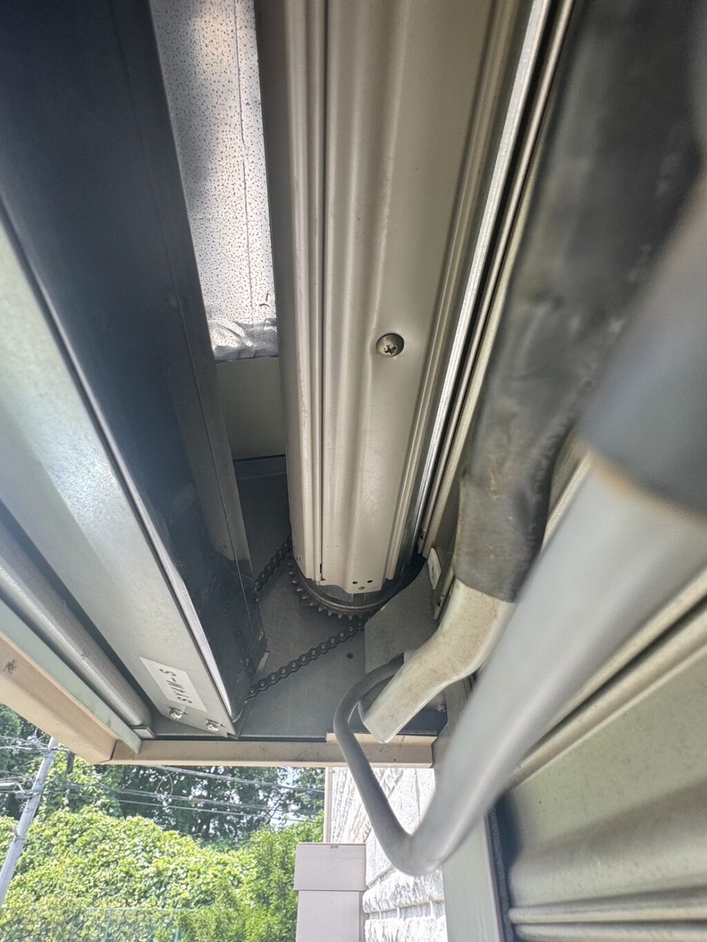 店舗裏口の手動シャッター交換工事の修理事例