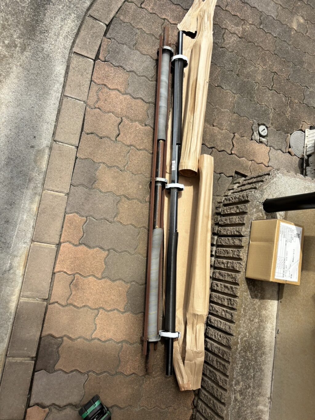 レールから外れた窓シャッターの復旧修理の修理事例