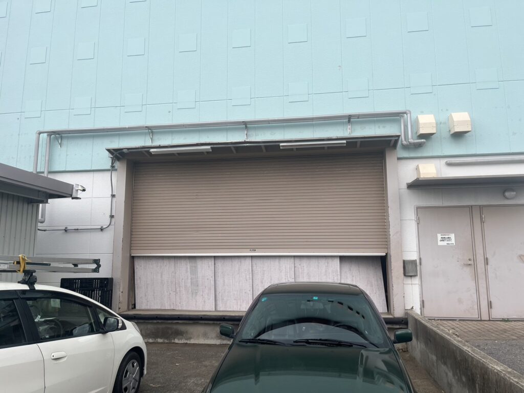 コンテナ手動シャッターのスラット交換修理の修理事例