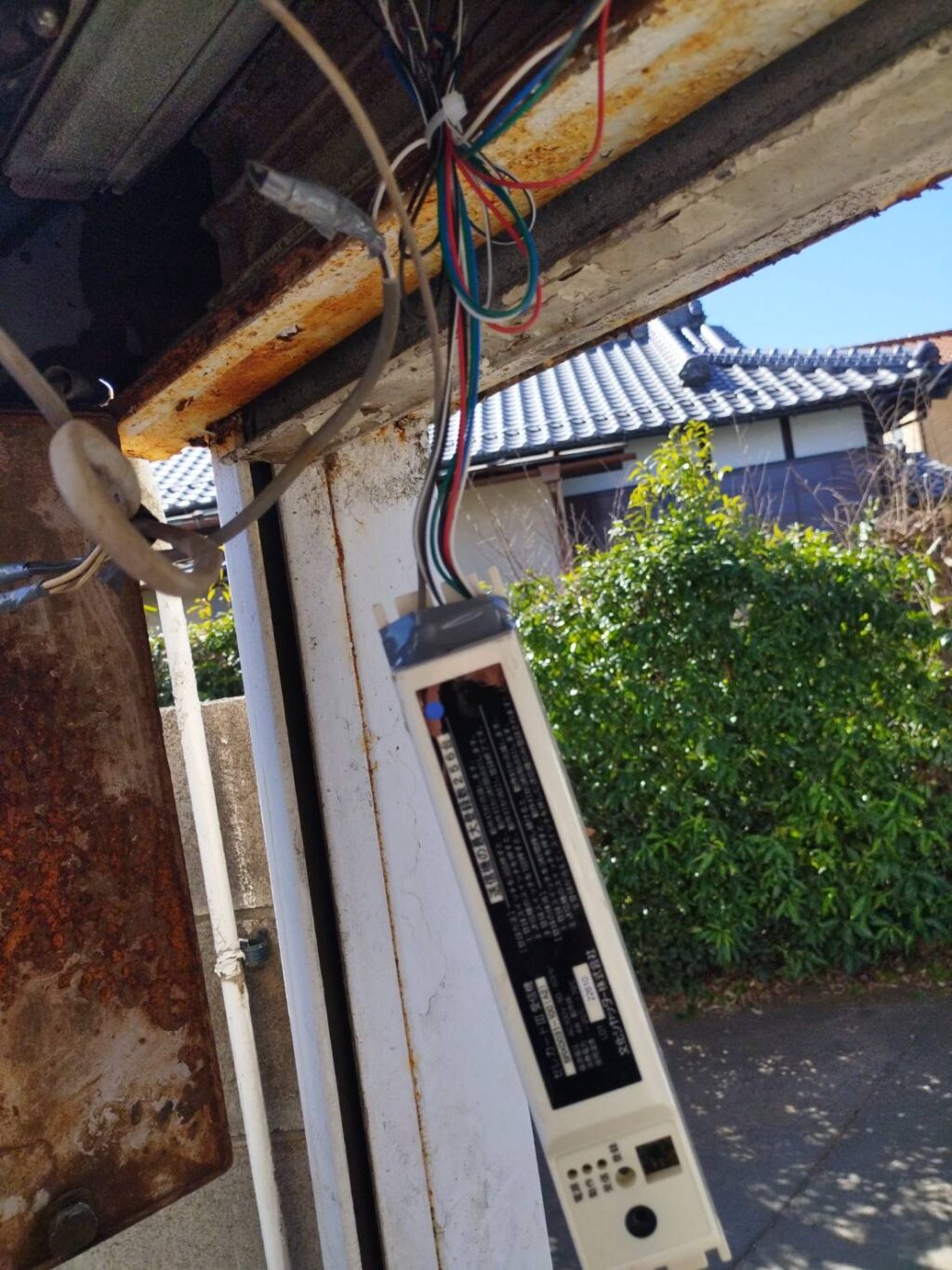 オーバースライダーシャッターの部品交換と復旧工事の修理事例