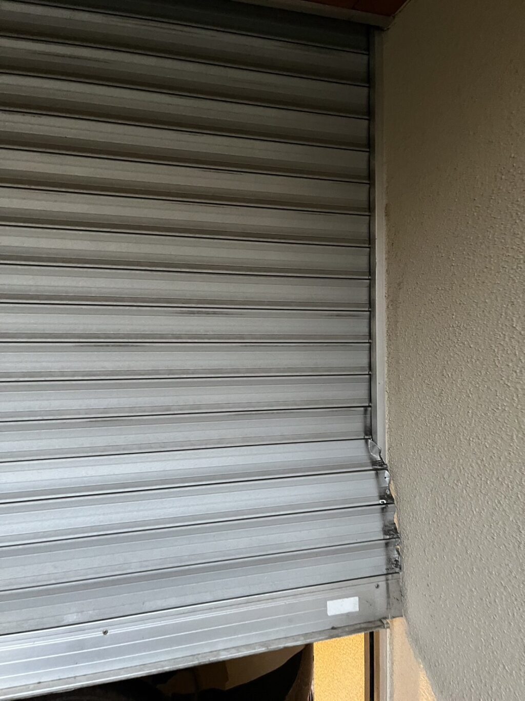 リフト衝突により停止した工場電動シャッターの復旧作業の修理事例