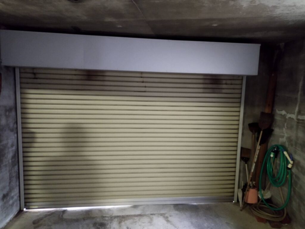 三和製入口電動シャッターのコードリール交換の修理事例