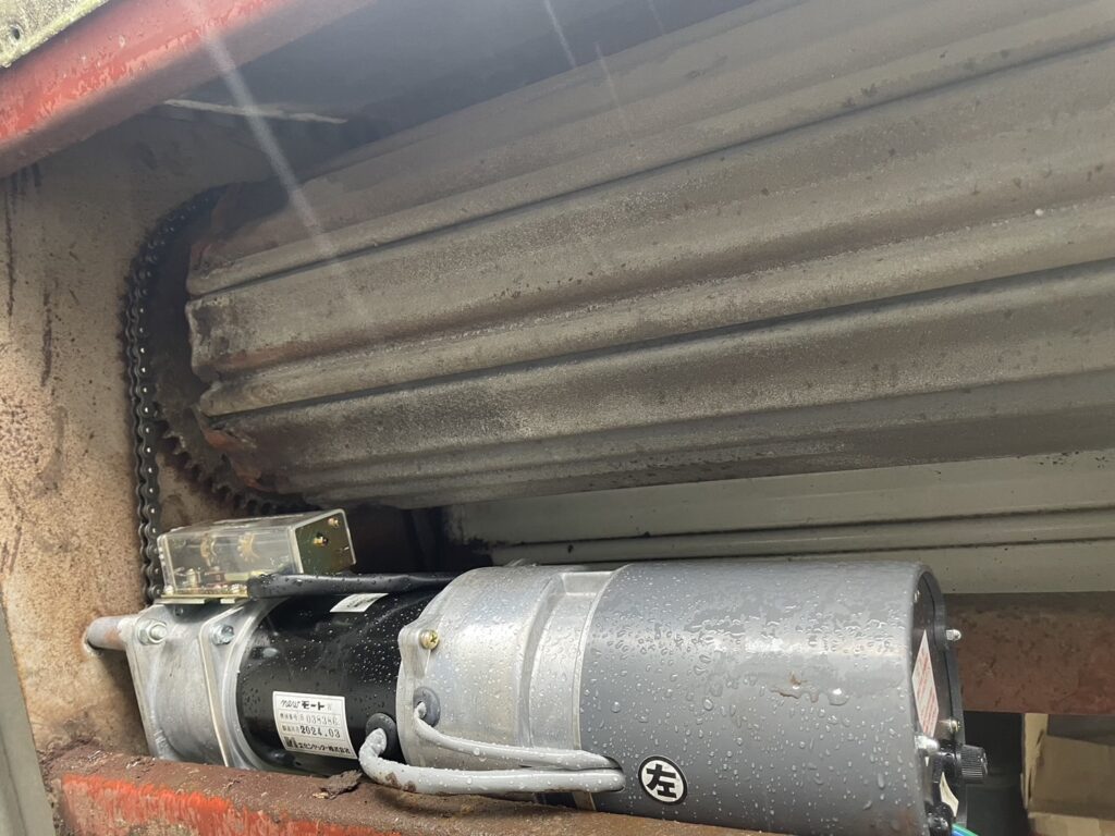 東洋シャッター製電動倉庫シャッターの開閉機交換の修理事例
