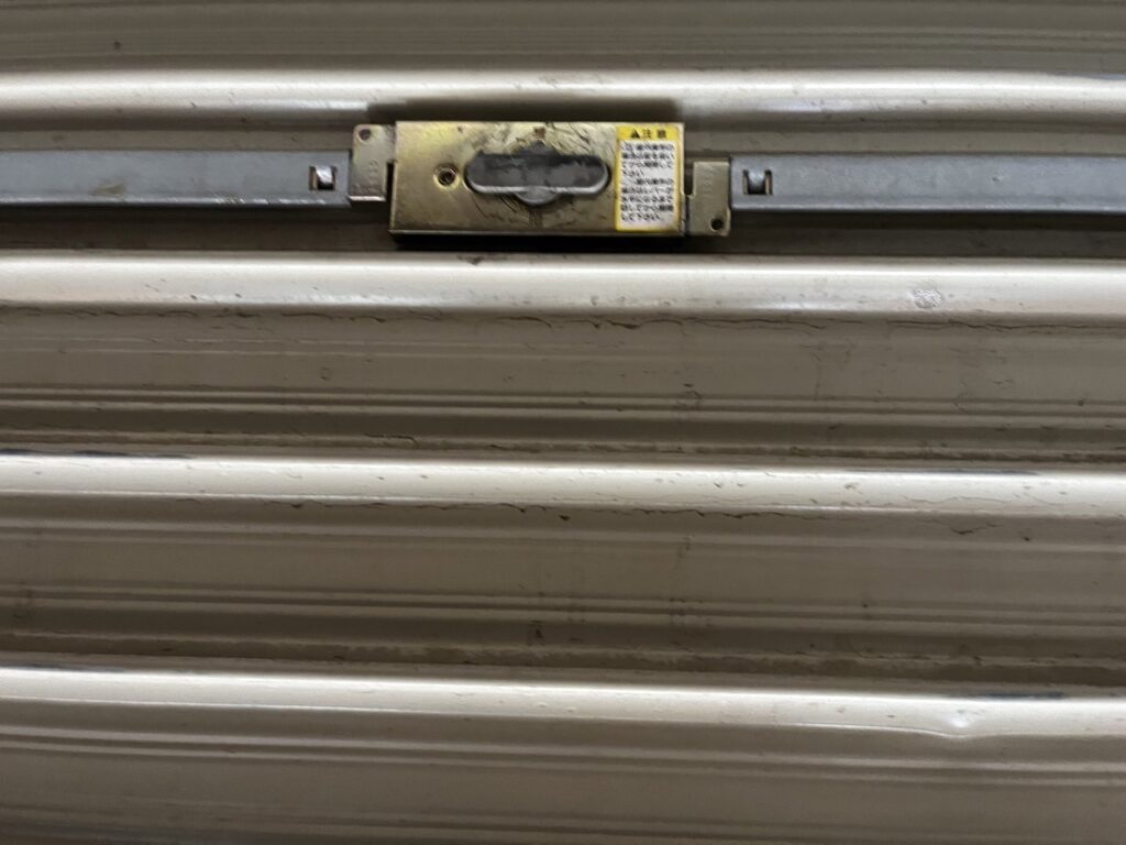 物置入口手動シャッターのシリンダー交換工事の修理事例