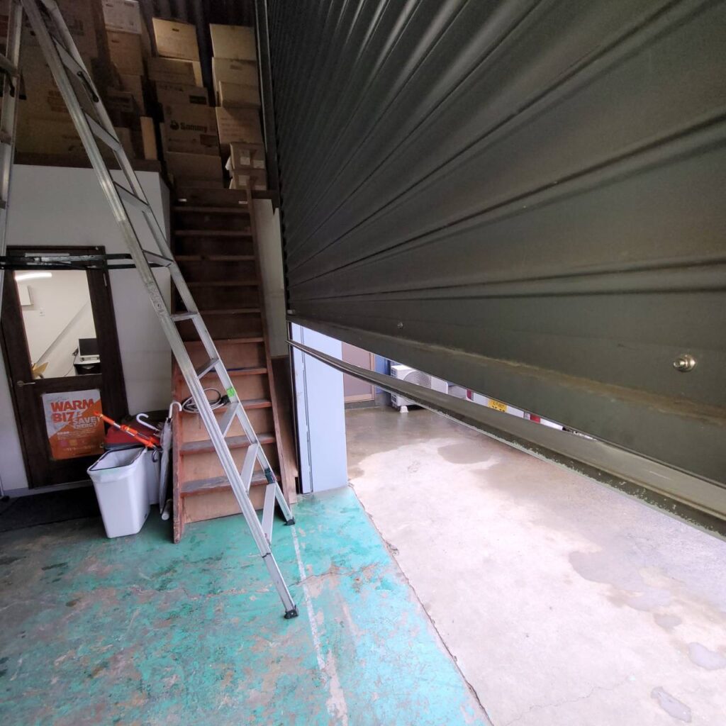 倉庫重量シャッターの電動開閉機交換（三菱製モーター）の修理事例