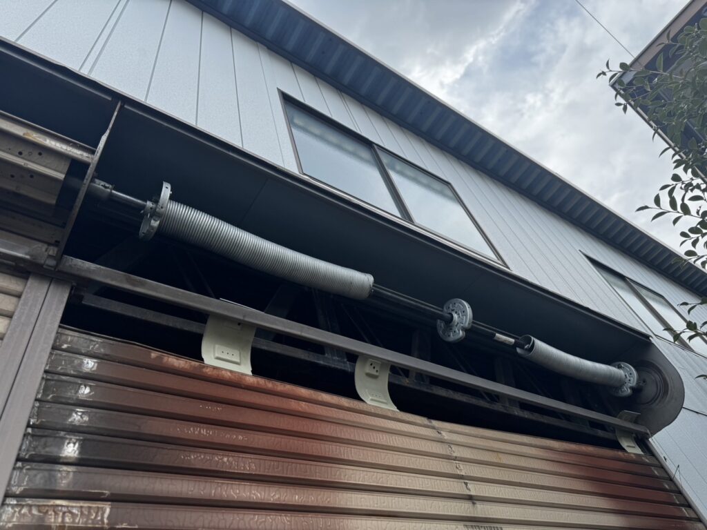 文化系手動倉庫シャッターのスプリングシャフト2本交換の修理事例