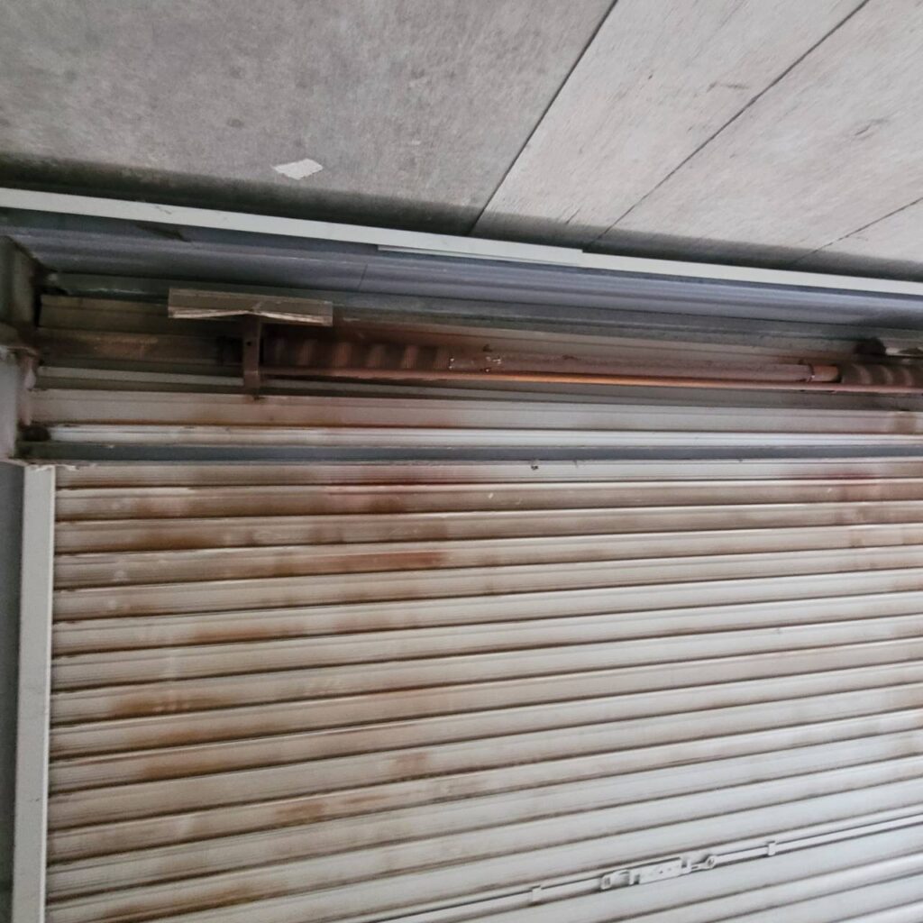 防災倉庫手動シャッターの全面的な交換工事の修理事例