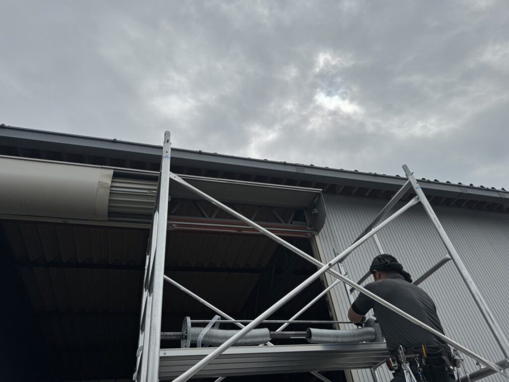 工場電動シャッターの点検と部分交換工事の修理事例