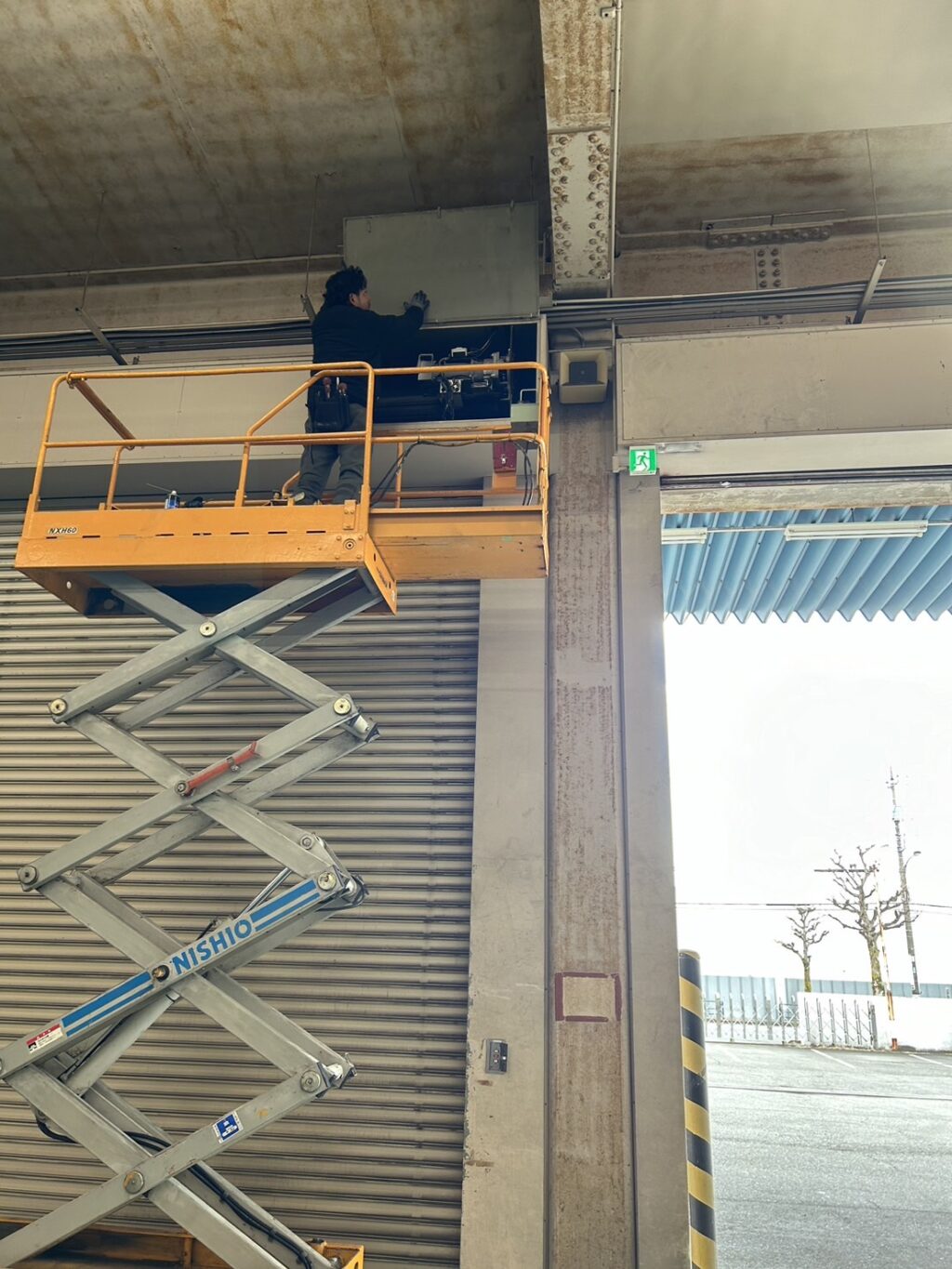 入口手動シャッターの部品一式交換で操作性を改善の修理事例