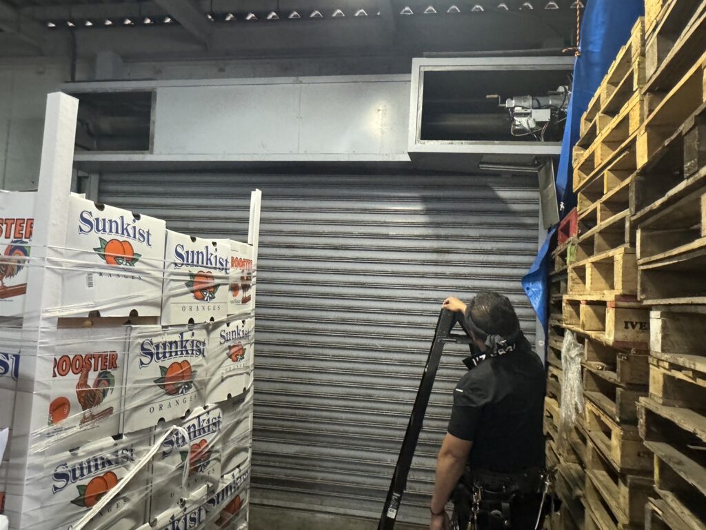 倉庫電動シャッターのスラット調整による復旧の修理事例