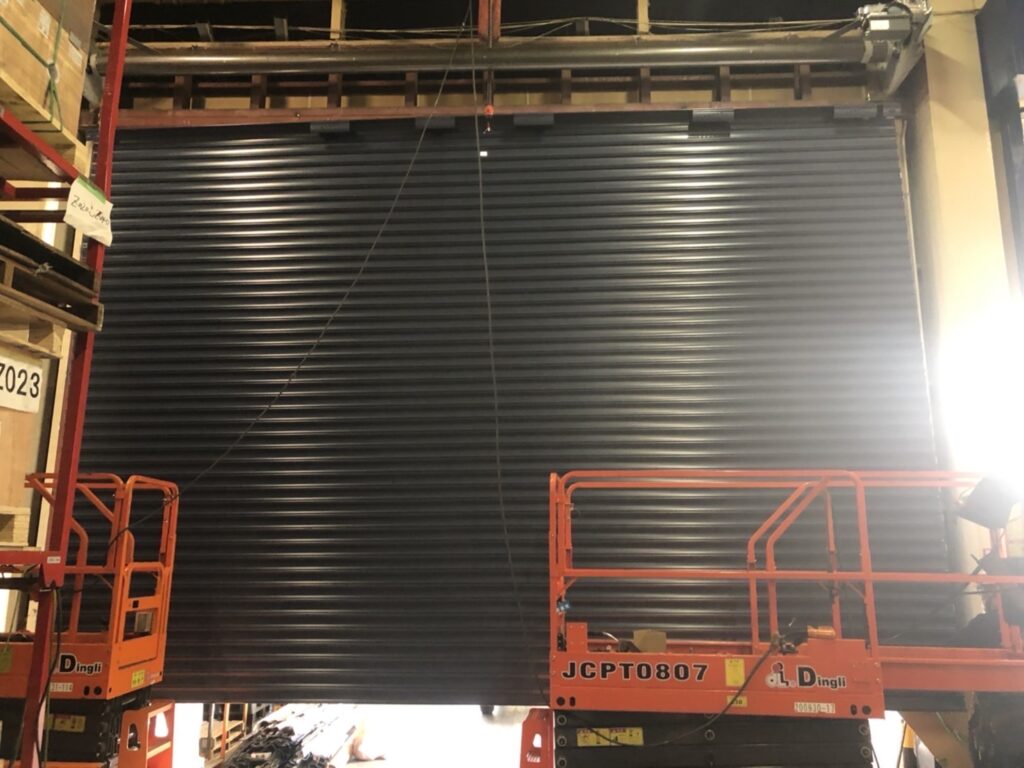 倉庫用手動3連シャッターの部品交換修理の修理事例