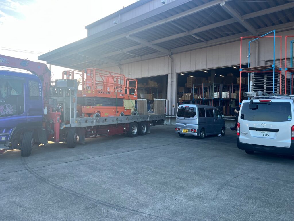 三和製倉庫電動シャッターのスラット・座板交換とレール補修の修理事例