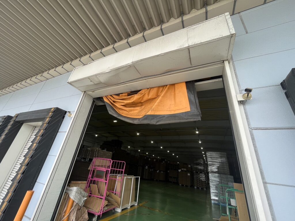 倉庫手動シャッターを新規交換（2連仕様）の修理事例