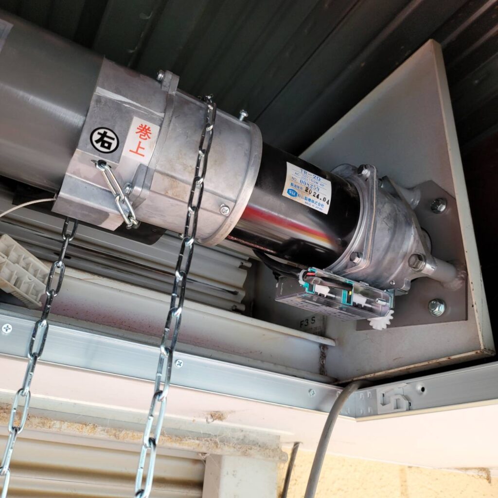 倉庫用電動シャッター／開閉機・チェーン交換および点検口新設の修理事例