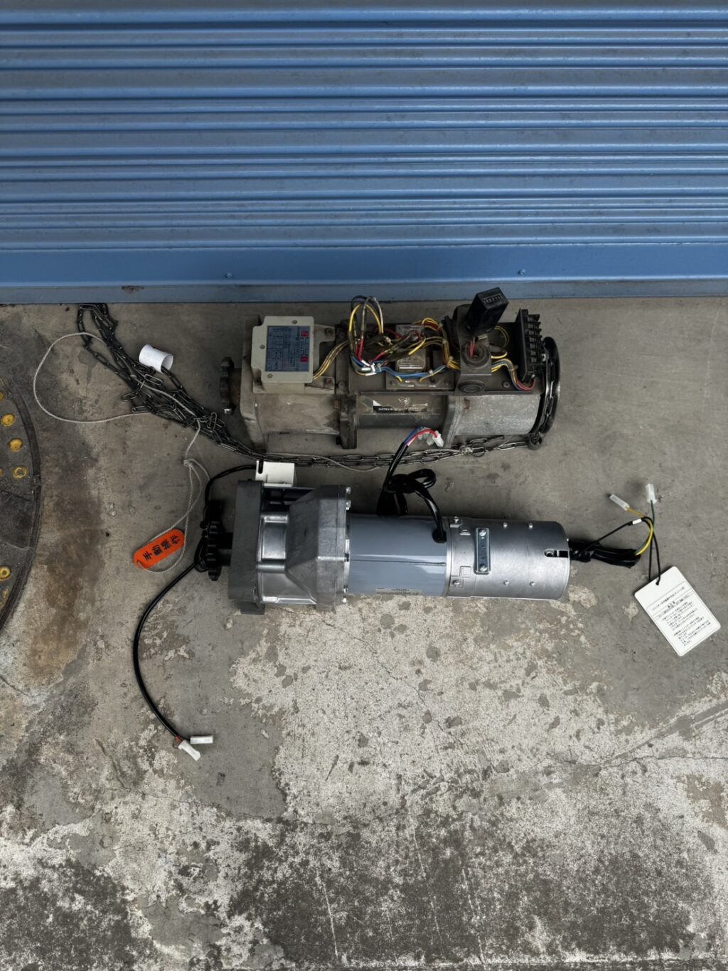 車庫手動シャッターの中身交換と中柱補修の修理事例