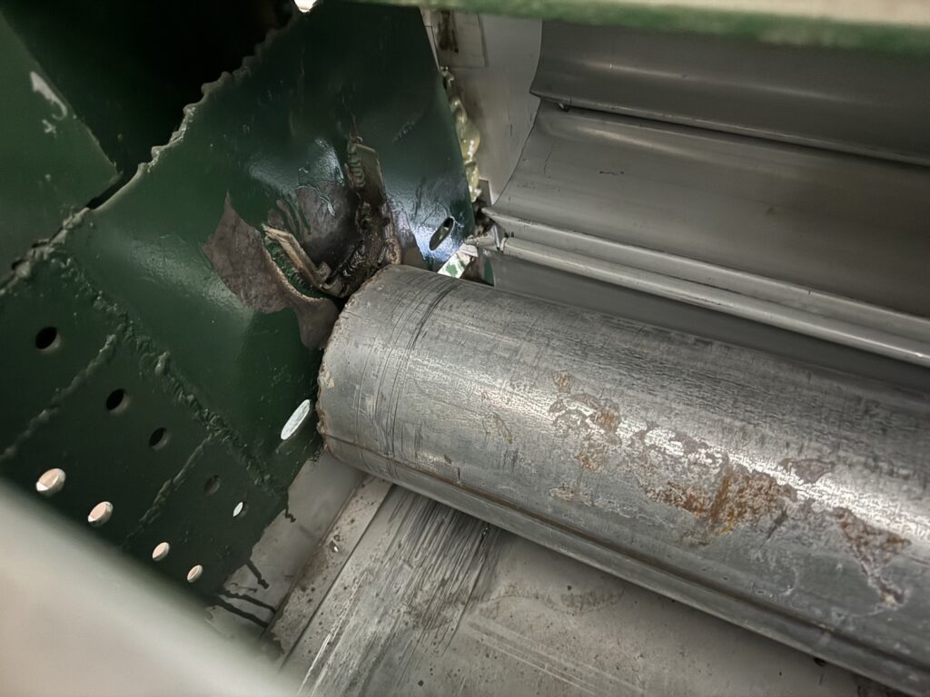 スズキ製工場用シャッターの復旧作業の修理事例