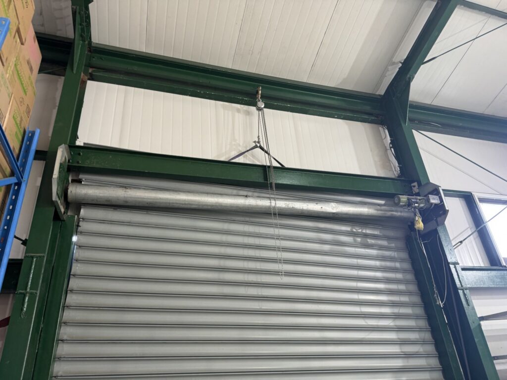 三和製工場手動シャッターのバネ交換の修理事例
