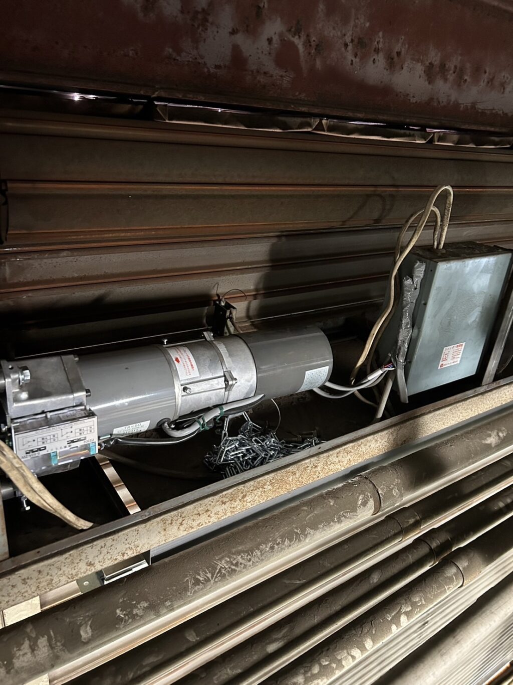 大和シャッター製重量電動シャッターの開閉機交換の修理事例