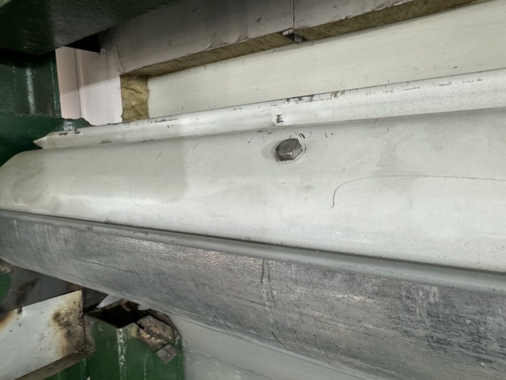 町内会館の手動シャッターを調整し開閉バランスを改善の修理事例