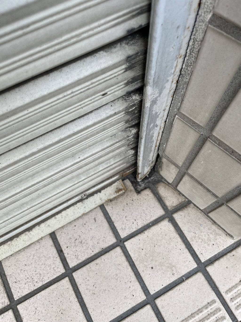 三和製倉庫用電動シャッター／スラット位置調整修理の修理事例