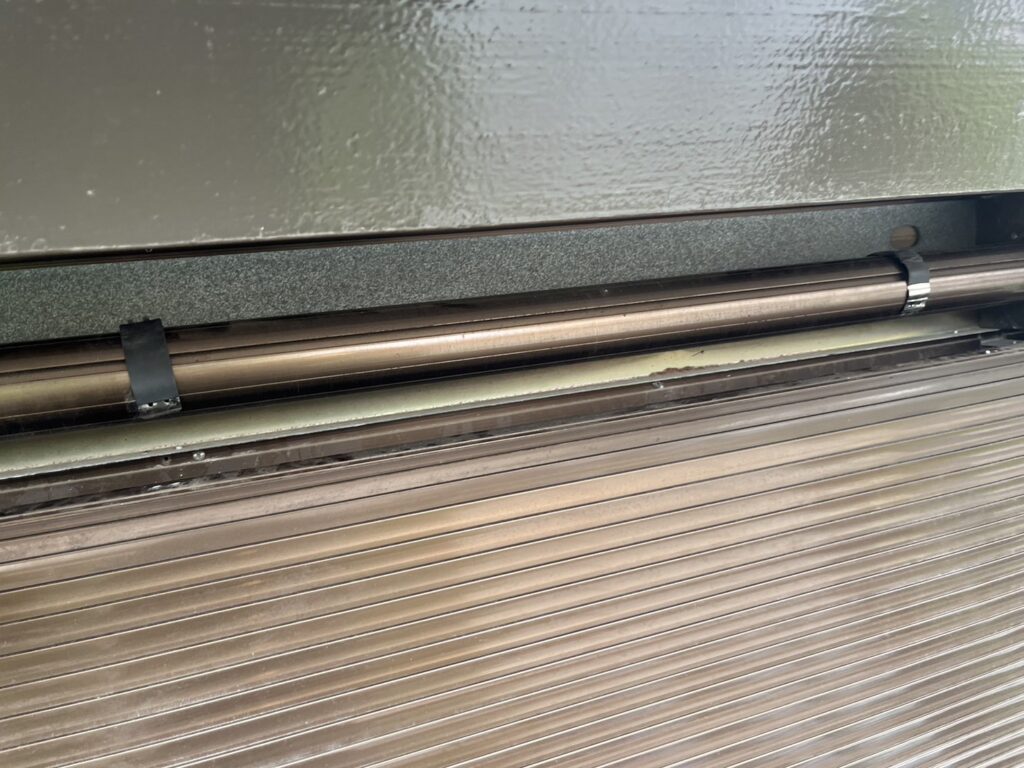 YKK製電動シャッター2台の開閉機をオートマン製へ交換の修理事例