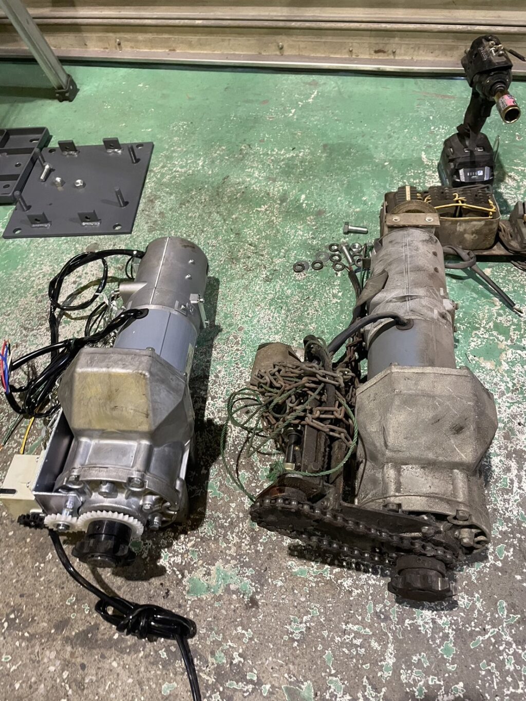 工場入口電動シャッターの開閉機交換工事の修理事例