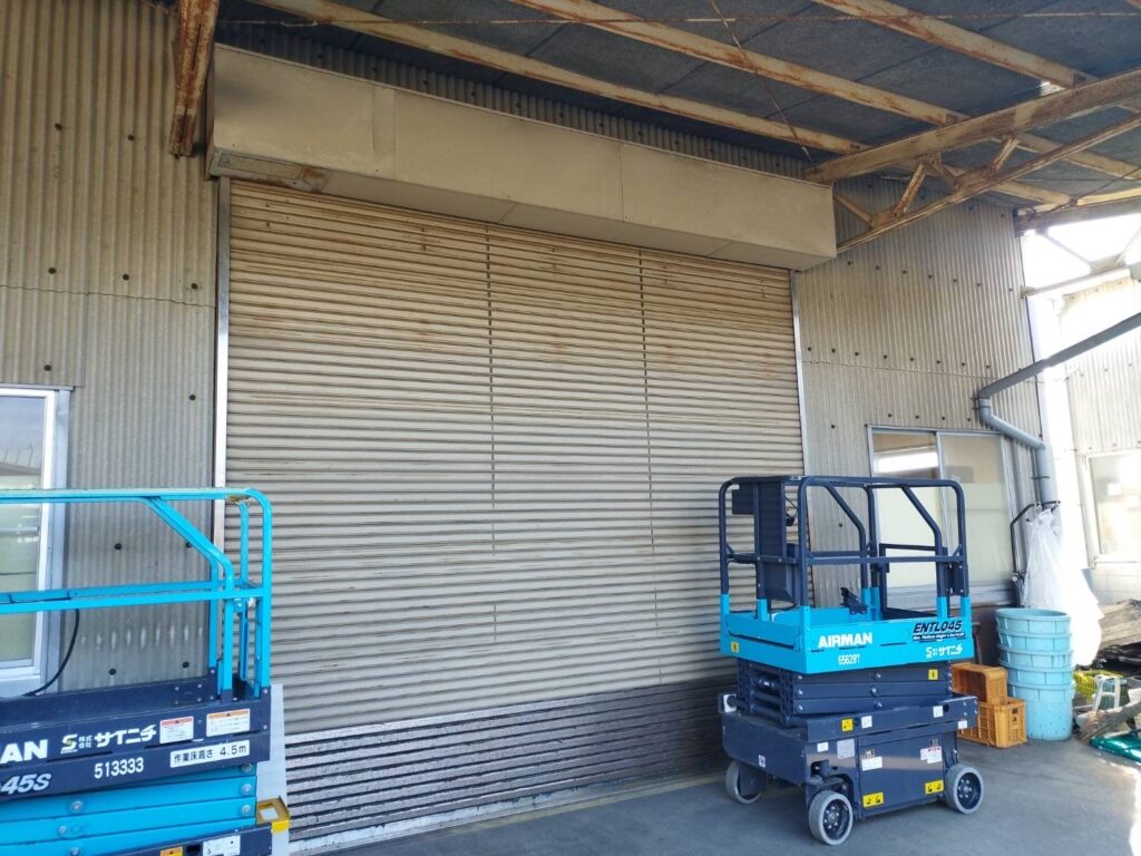倉庫手動シャッター／スプリングシャフト2連交換工事の修理事例