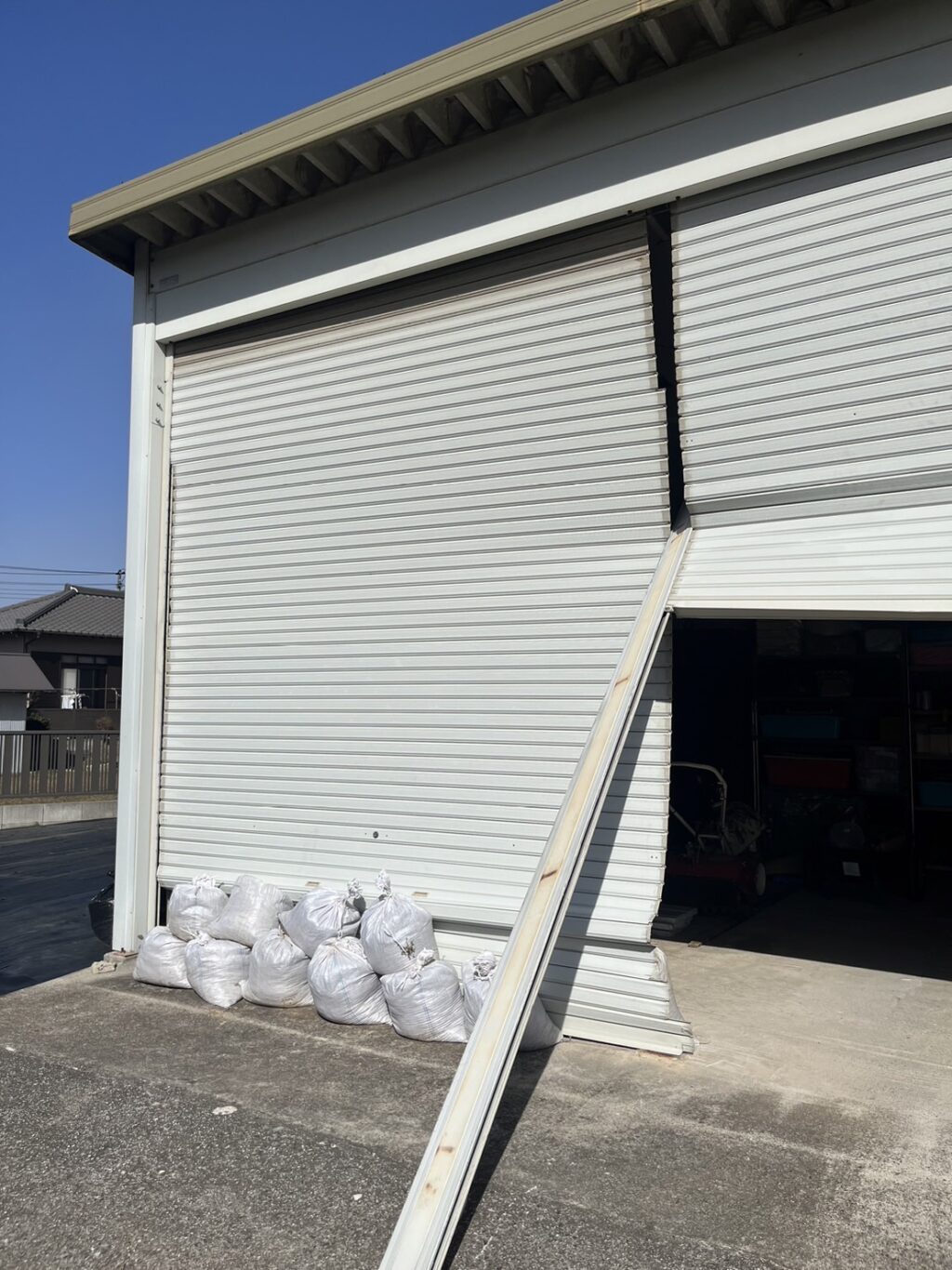 いなば物置付属シャッターのスラット凹み修復対応の修理事例