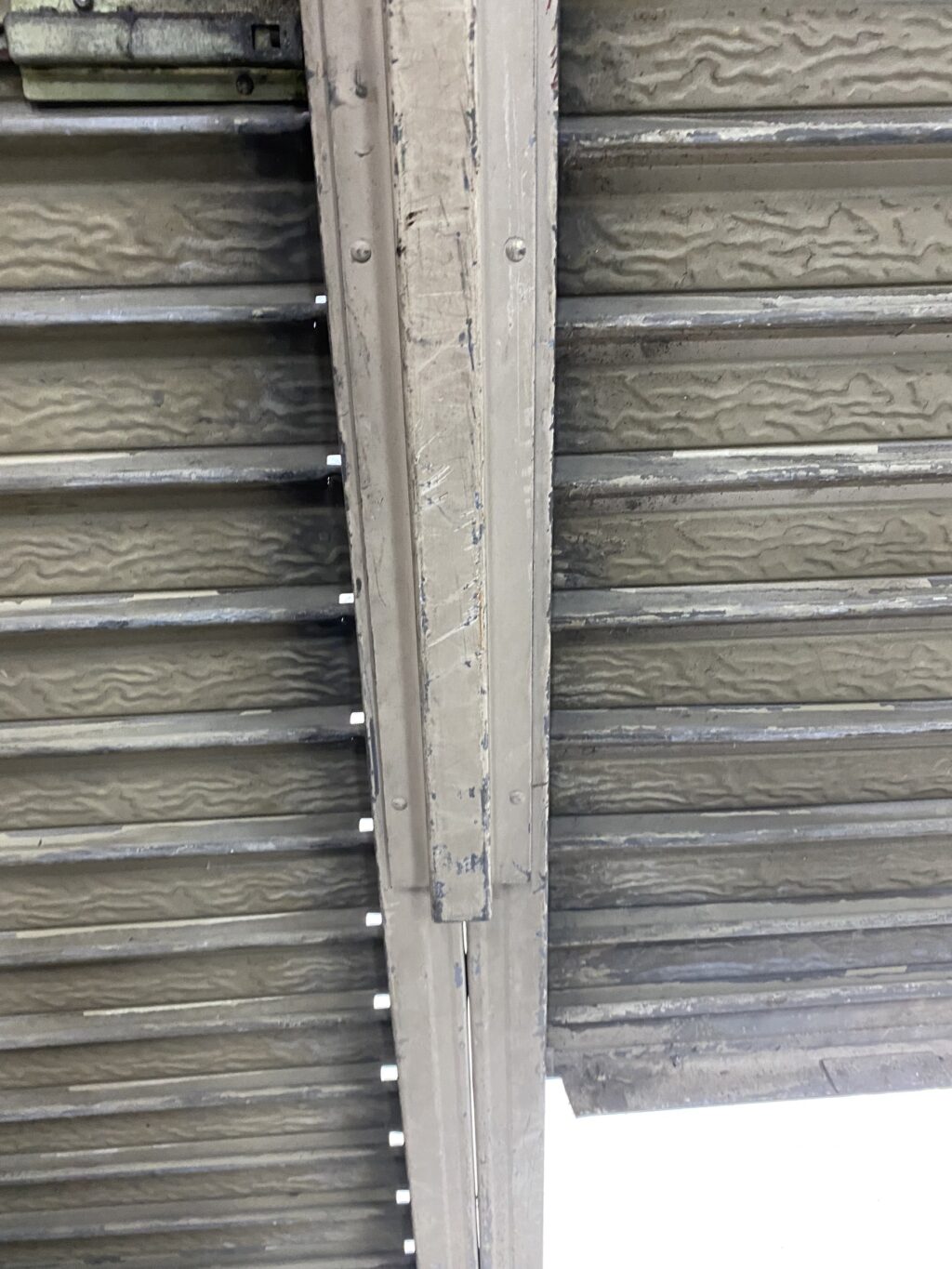 三和製手動車庫の中柱補修で閉まり不良を改善の修理事例