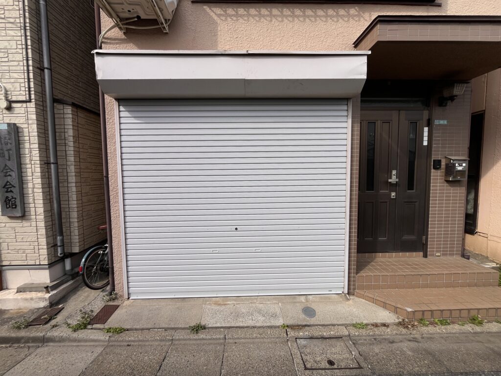 三和製電動車庫シャッターのスラット交換の修理事例