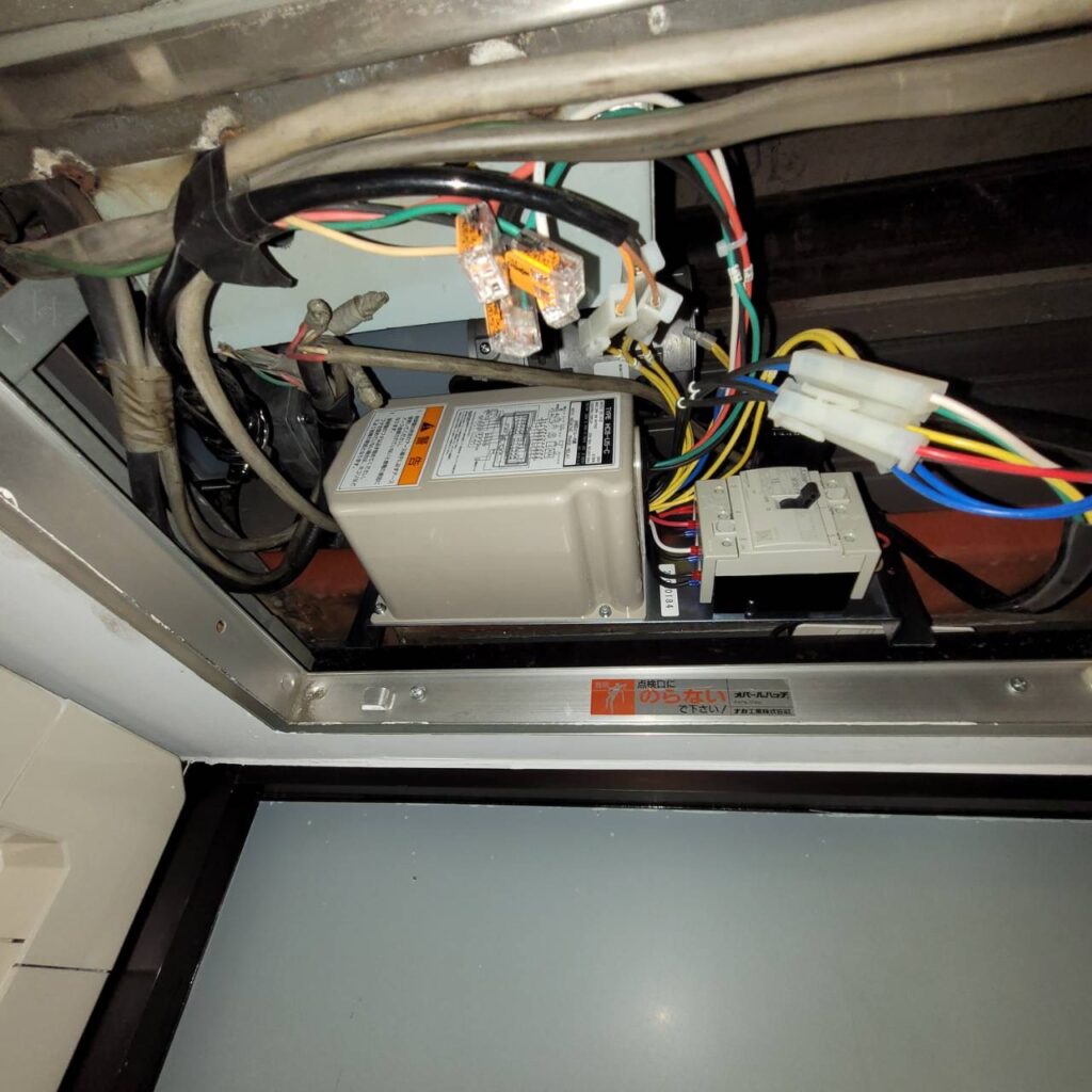 三和シャッター製車庫電動シャッターの高さ調整の修理事例