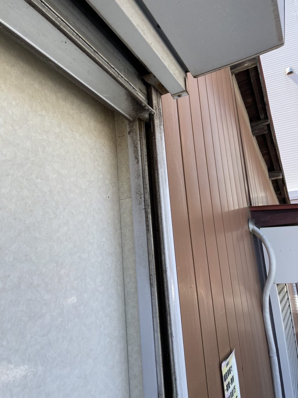 工場用手動シャッターのレール片側交換の修理事例