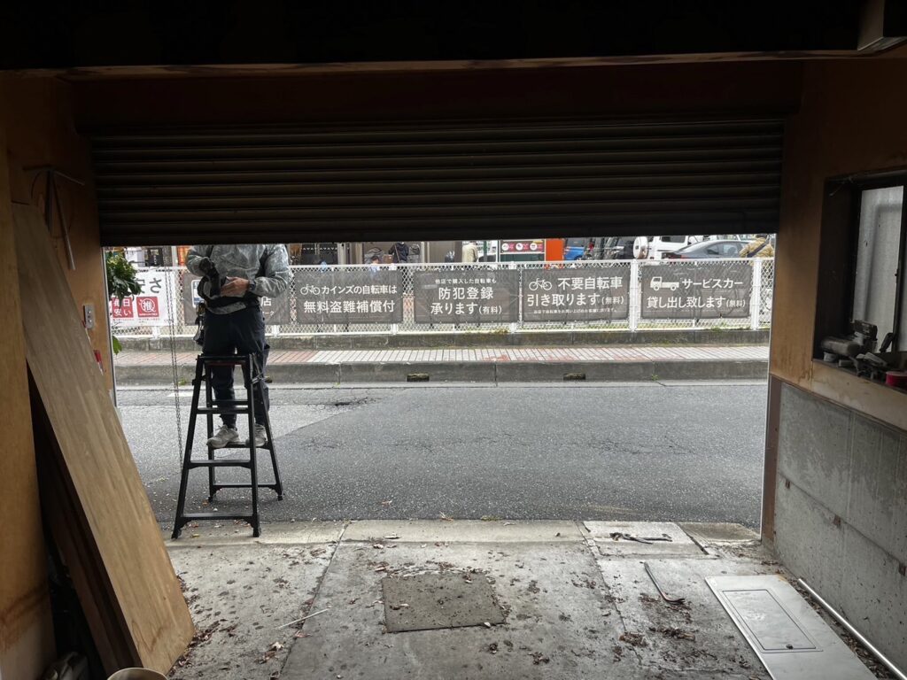 手動入口シャッターのバネ・スラット・レール交換工事の修理事例