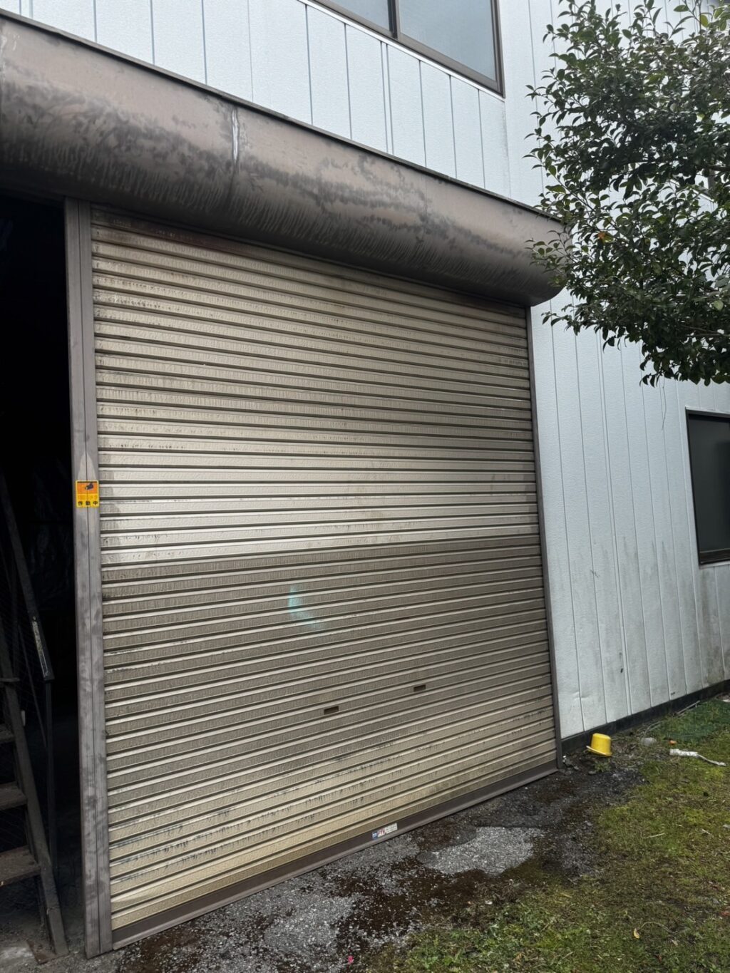 文化製車庫電動シャッターのスラット交換・レール補修の修理事例