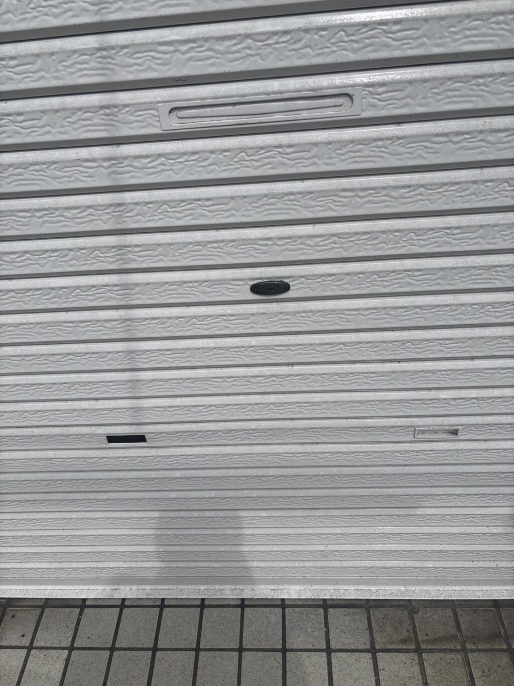 故障した車庫電動シャッターを手動タイプへ新設の修理事例