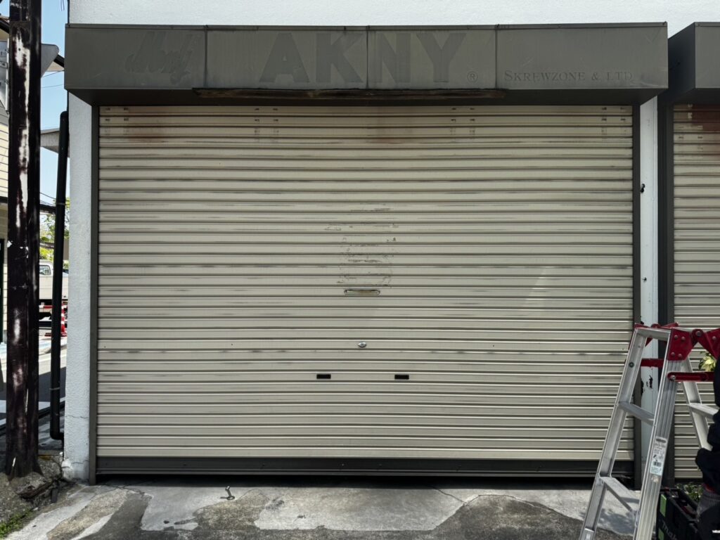 イナバ製車庫シャッターのスプリングシャフト・スラット交換の修理事例