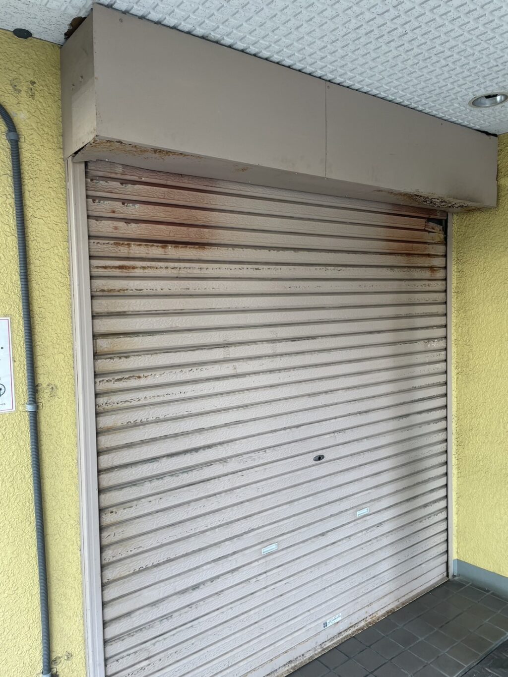 倉庫兼車庫シャッターのシリンダー交換・座板修正対応の修理事例