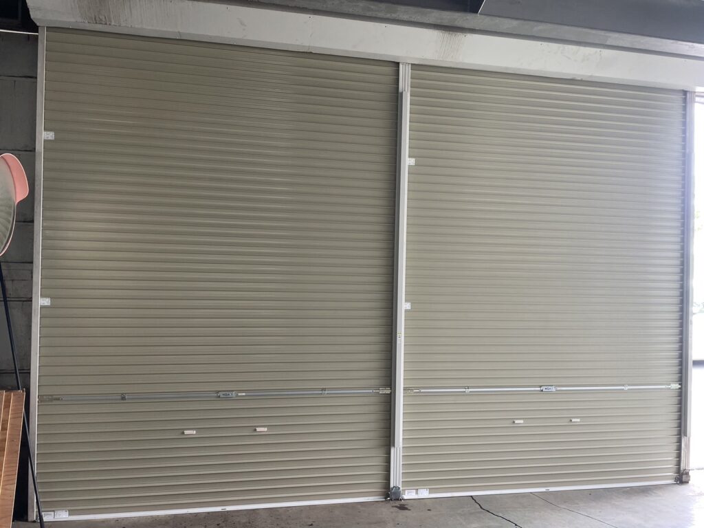 手動車庫2連シャッターの交換工事の修理事例