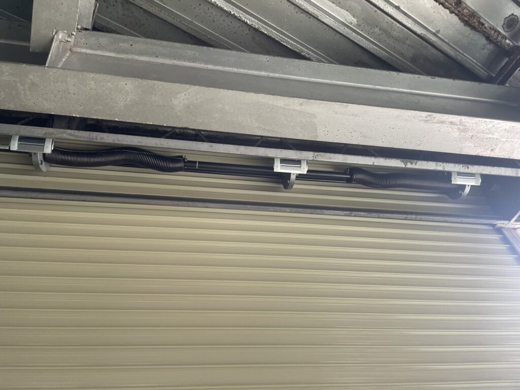 文化シャッター製車庫手動シャッターのバネ交換の修理事例