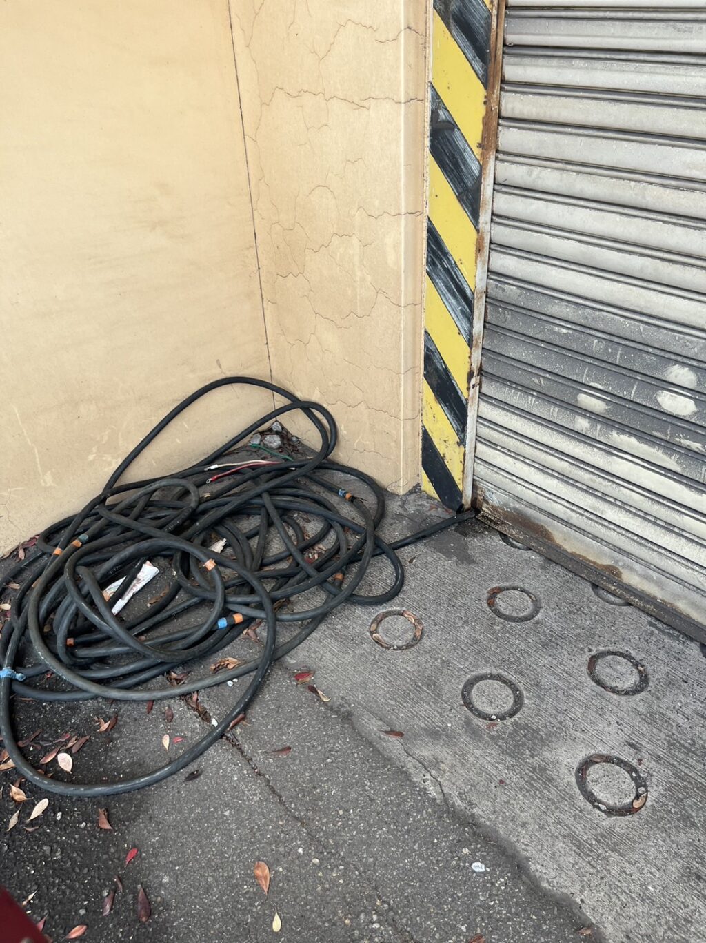 三和製電動車庫シャッターのスイッチ配線・レール調整の修理事例