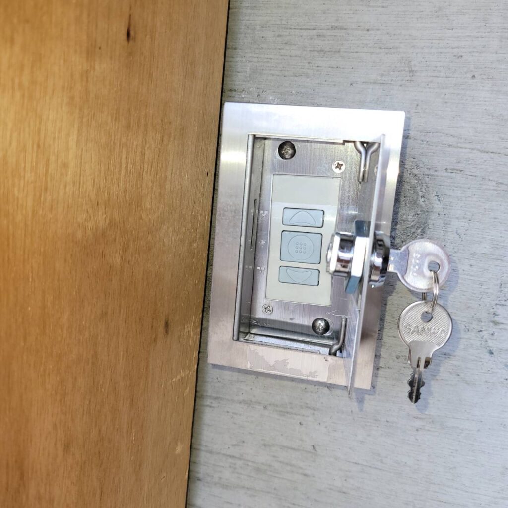 店舗手動シャッターの凹損応急対応の修理事例