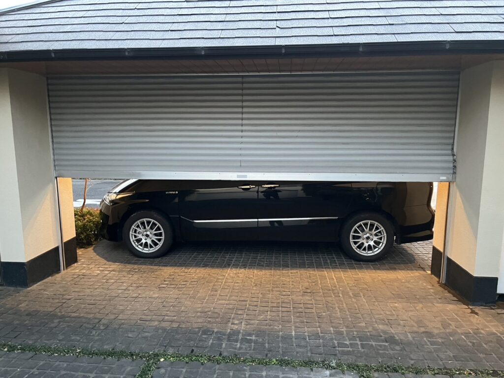 歪みにより開閉不可となった車庫シャッターの交換の修理事例