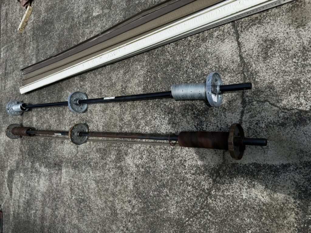 三和シャッター製倉庫シャッターのスプリング交換の修理事例