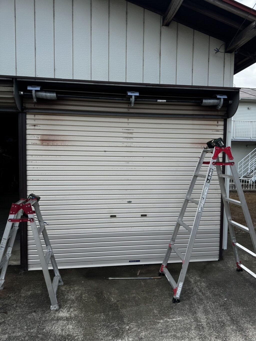 イナバ製車庫シャッターのスラット・水切り交換の修理事例